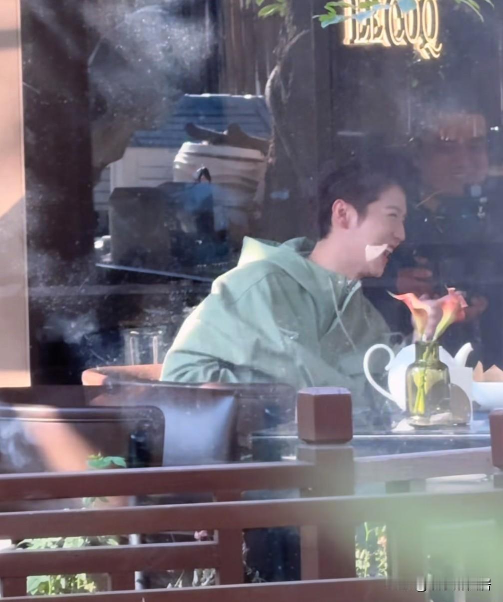 关晓彤万万没想到，以为鹿晗离开她就不行事了，那她就大错特错，鹿晗目前这状态精神小