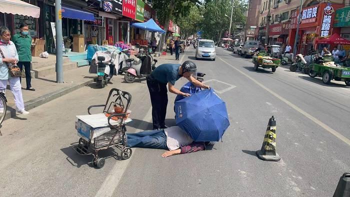 街头暖心一幕！城管紧急救助晕倒老人，众人携手传递城市温情！5月13日上午10点，