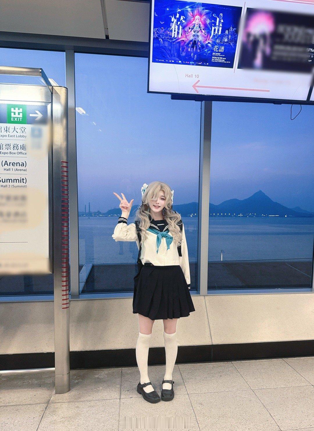 异世界情绪  为了最喜欢的人来到香港的女孩子异世界情绪美术部 在通往宿声会场的走