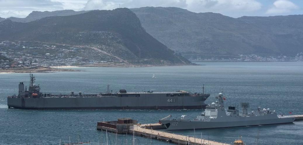 美国双航母拍门，中国海军前往霍尔木兹海峡，试试美军几斤几两

美国航母拍门之际，