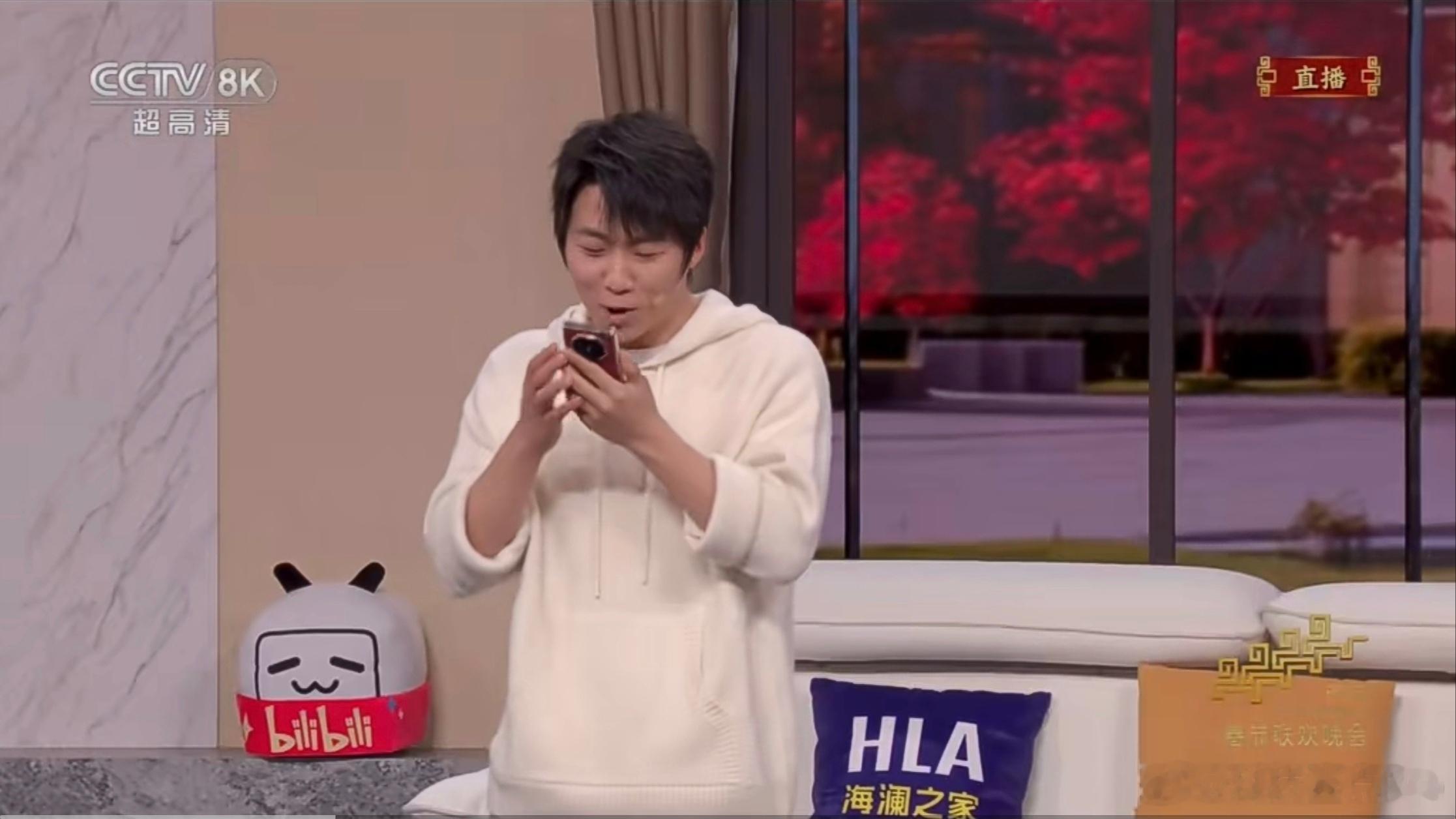 华为 最近和朋友讨论过年送礼什么最排面，想来想去还是华为三折叠，春晚上一亮相，送