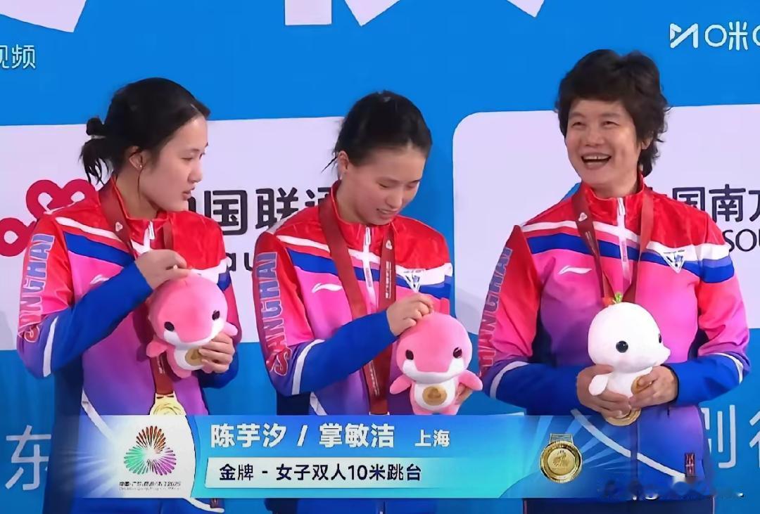 今天跳水赛场最藏不住笑容的人，当属陈芋汐的教练余晓玲。从清早预赛到华灯初上的决赛