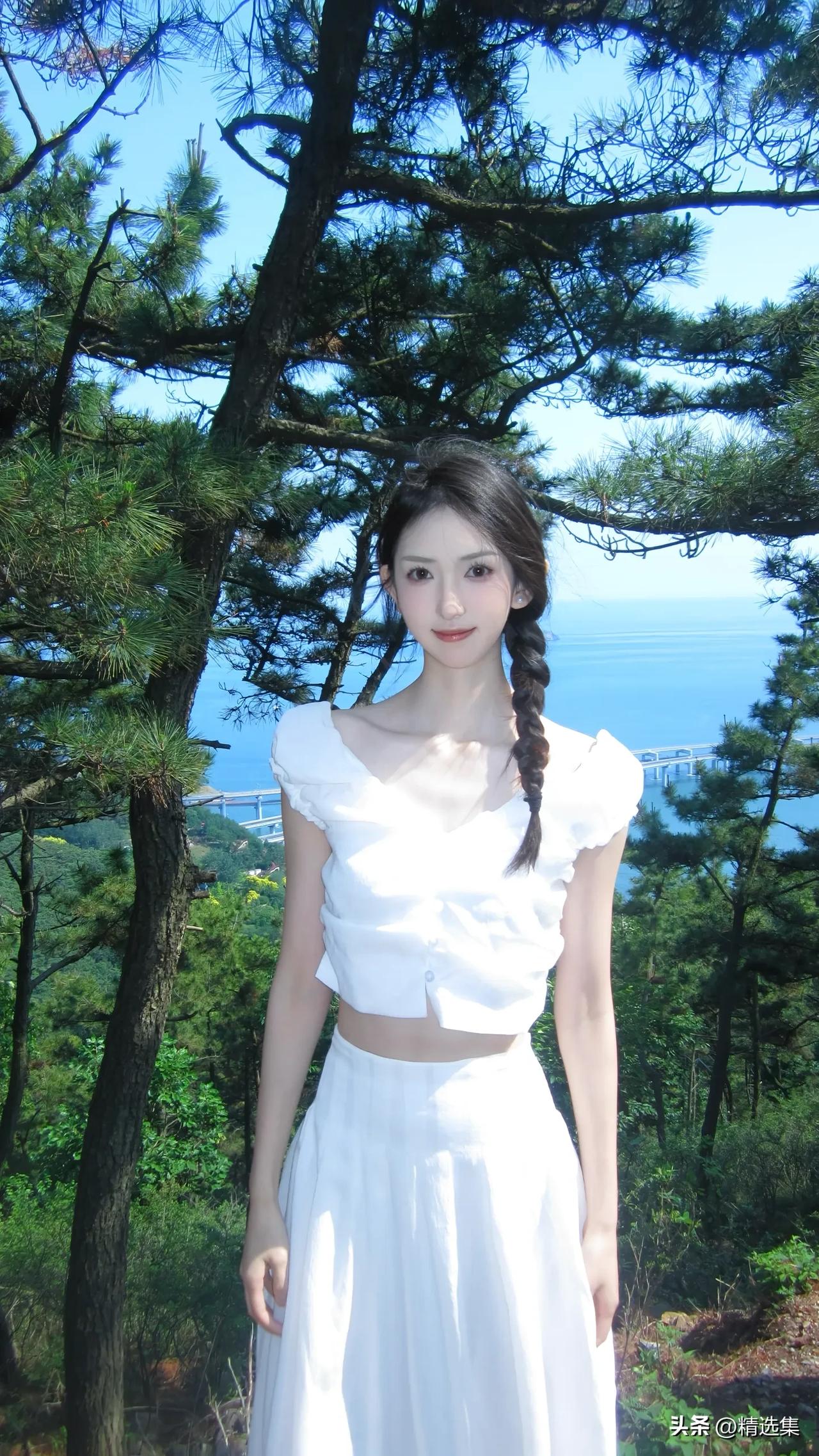 清秀的女孩子宛如春日微风，轻柔且美好。她们五官规整，美得不落俗套，并非那种艳丽夺