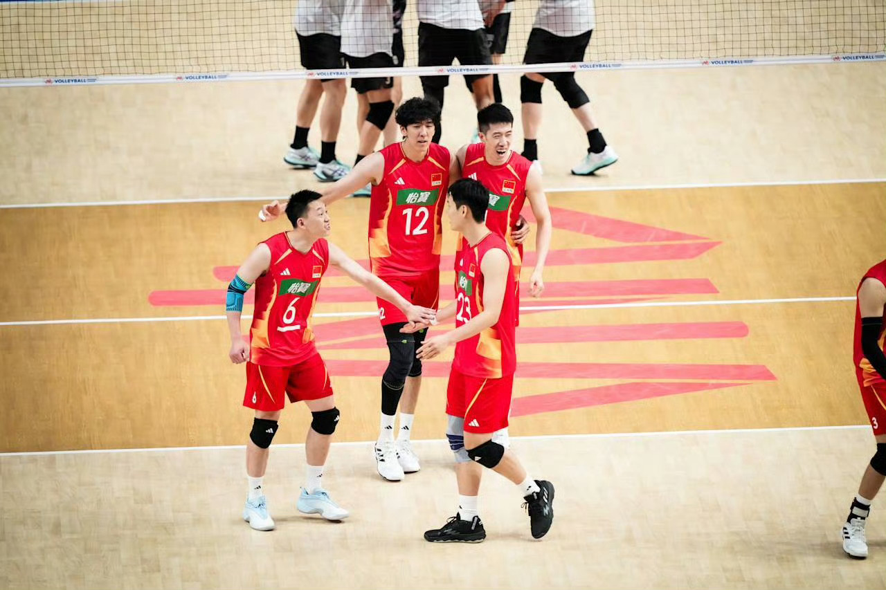 中国男排vs古巴男排 今天首发阵容和昨天一样，吴斋和江川首发，那么还会是两次二换