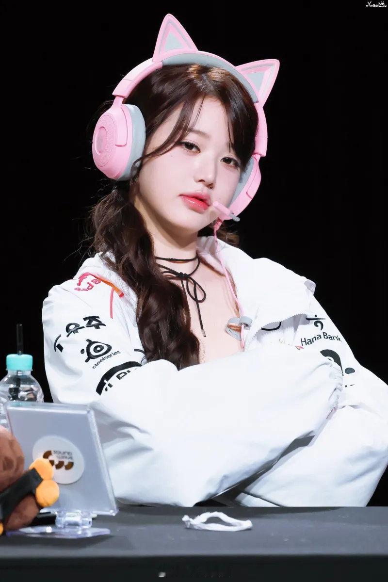 韩国女团成员张元英穿T1五星队服，Liz穿DK棒球服，你觉得谁更好看？  