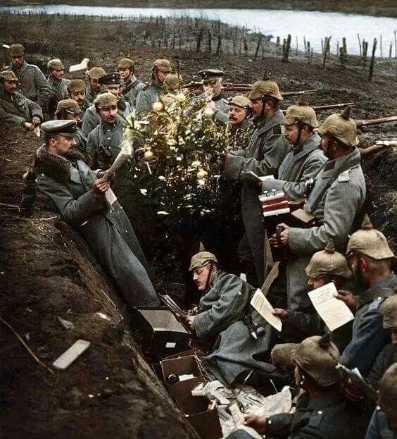 1914年，战壕中过圣诞节的德军士兵
