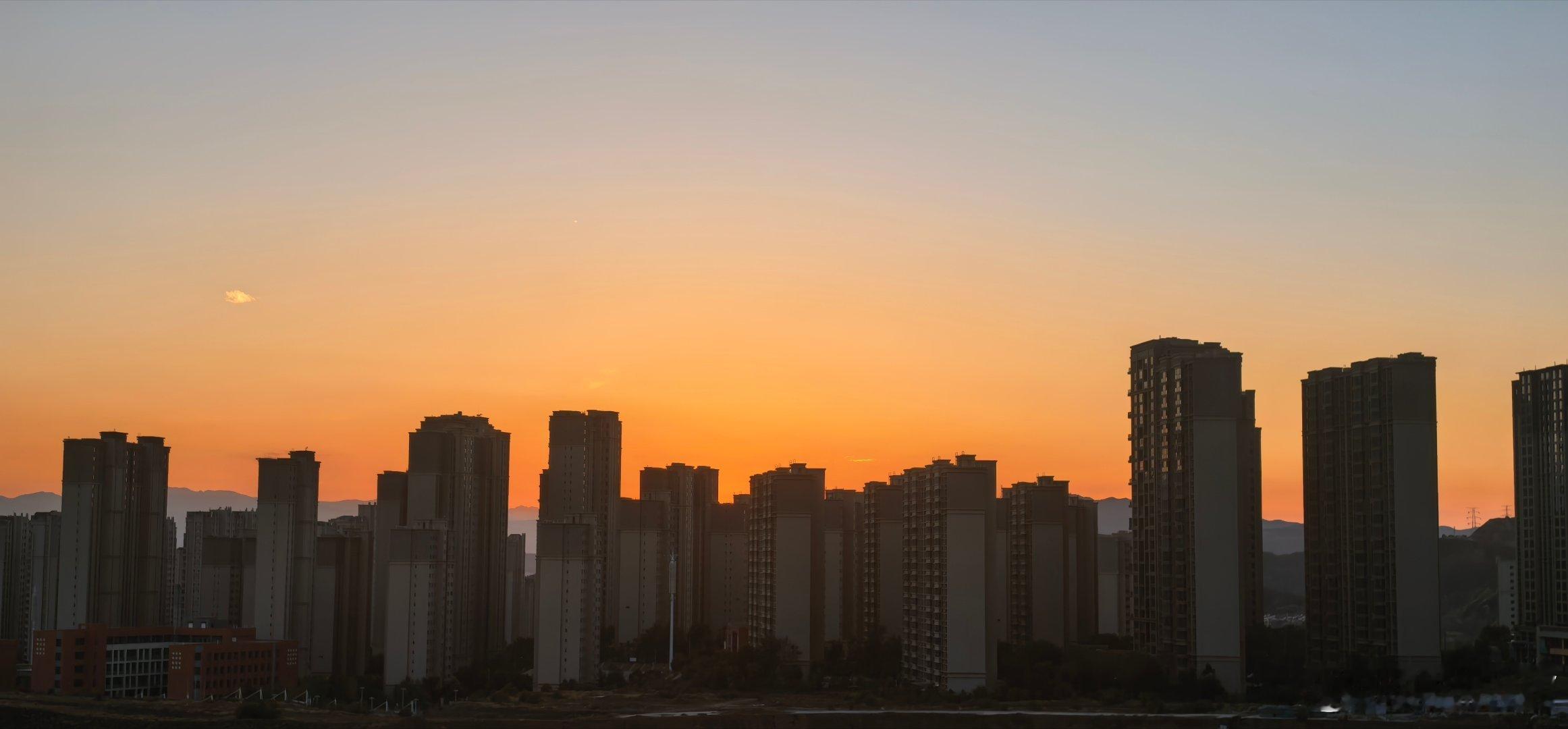 打工人下班后才是生活的开始下班后就想关掉手机，陪家里人爬爬山，看看景，陪三岁的孩