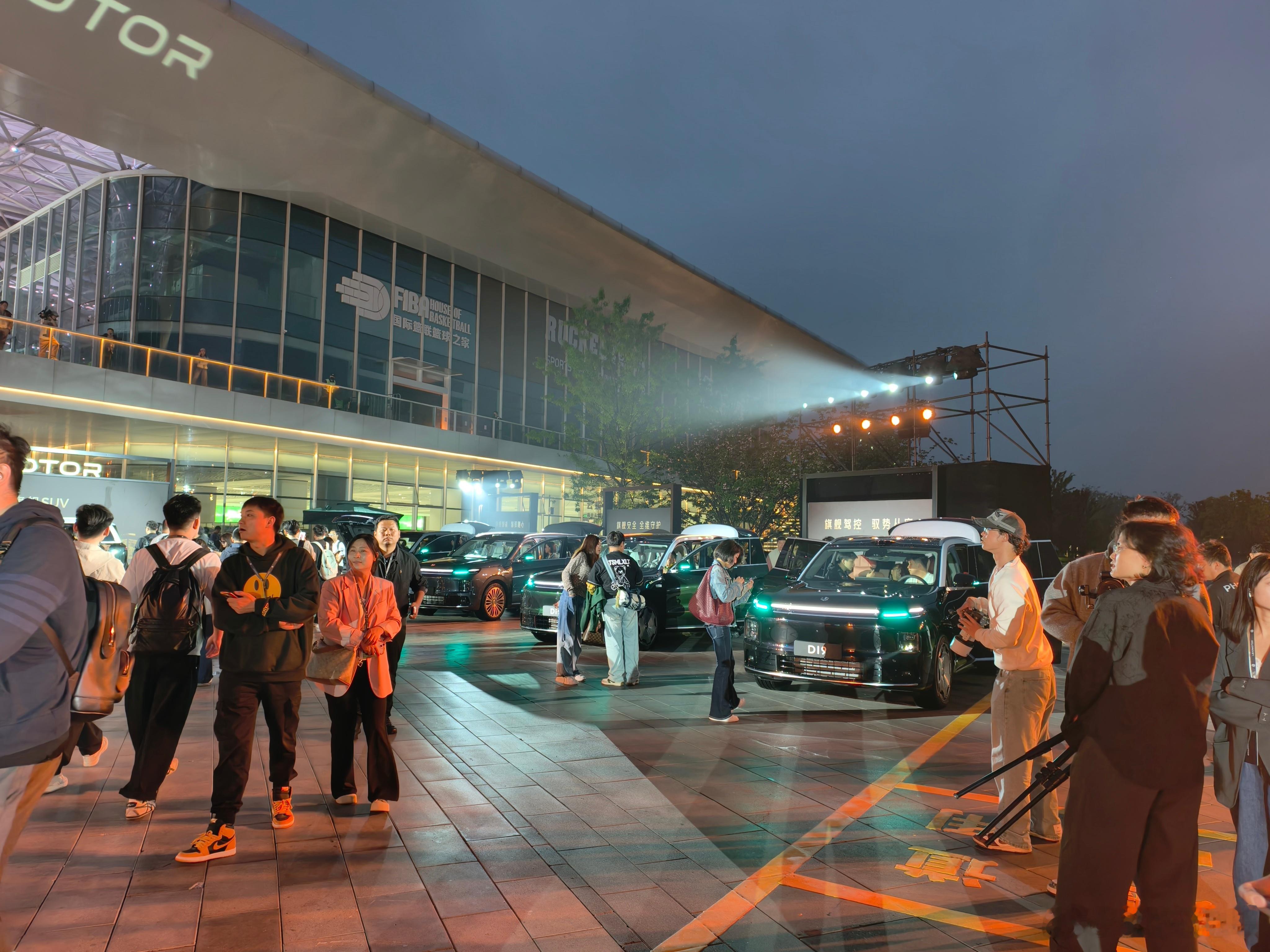 零跑 D19 发布会门口，整整齐齐的小蓝的
