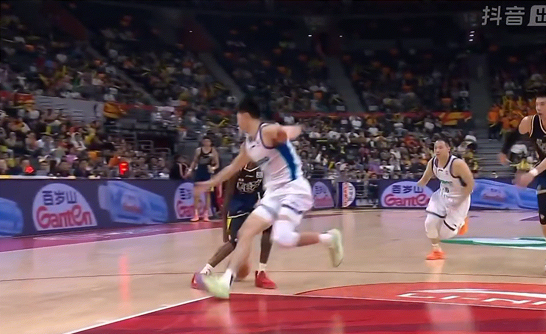 双手暴扣！焦泊乔这球够硬，第三节末这段时间徐杰下场休息，顶住啊 广东男篮vs青岛
