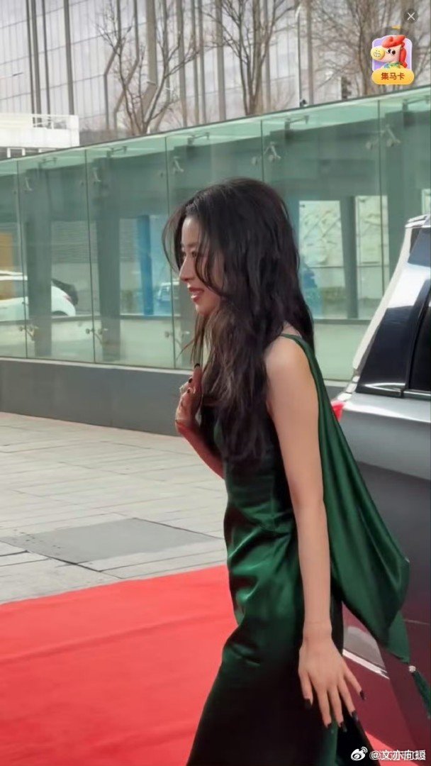 周雨彤那么冷这么美这么冷的天，周雨彤简直是美丽“冻”人，清冷与高级感完美融合。她