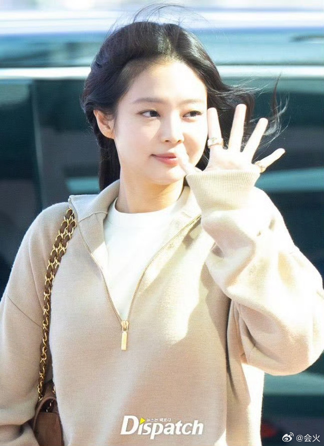 jennie时装周出发路透照 jennie巴黎时装周出发图有，美！ 