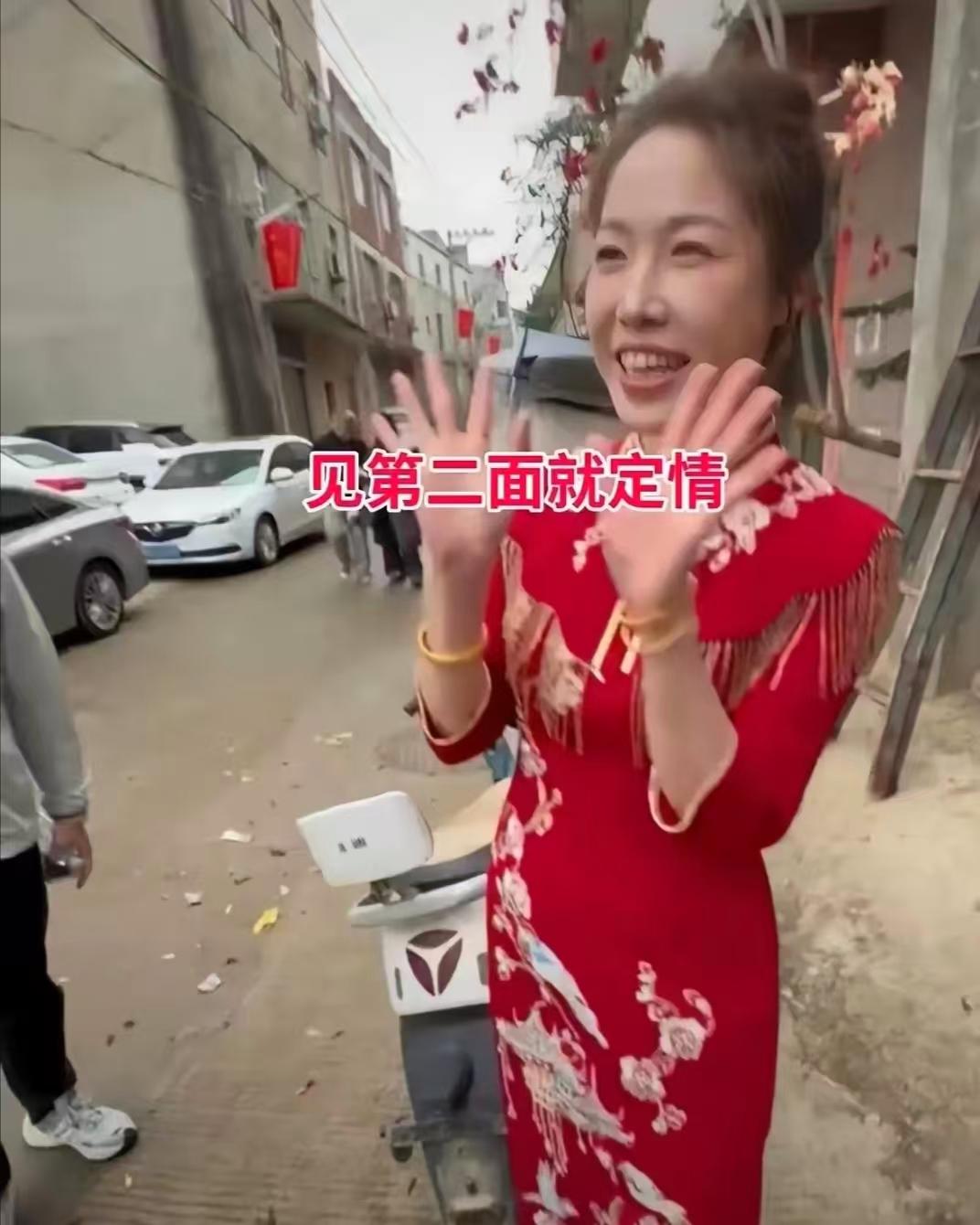 福建这场婚礼直接炸翻全网！20多岁小伙娶回32岁昔日高中班主任，谁看了不直呼太敢