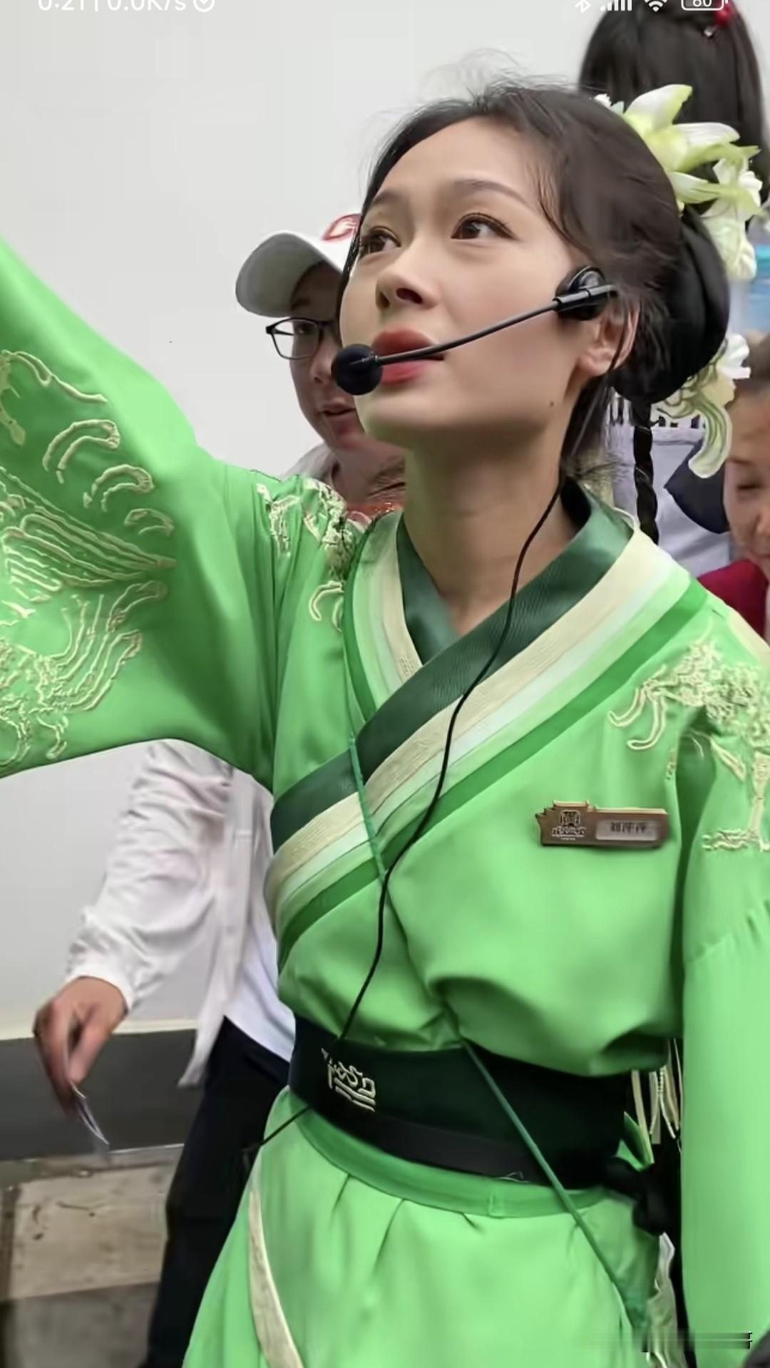 我不知道她是谁，叫什么名字，看胸牌只能看清“萍萍”两个字，但我知道她是全程陪同李