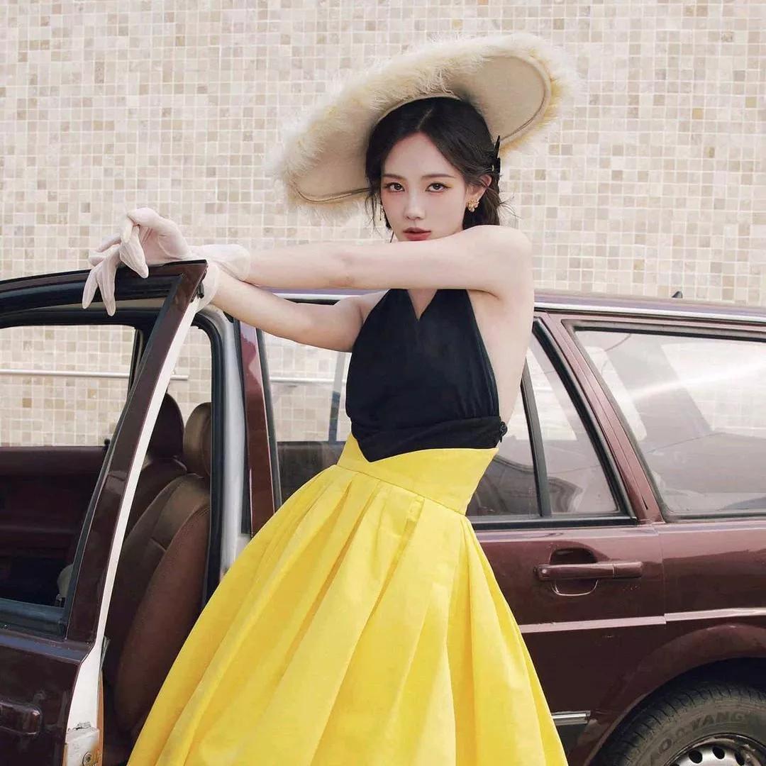 复古少女，优雅出行，黄色长裙搭配大草帽，尽显时尚风范！淡黄色裙装 棕色碎花裙 气