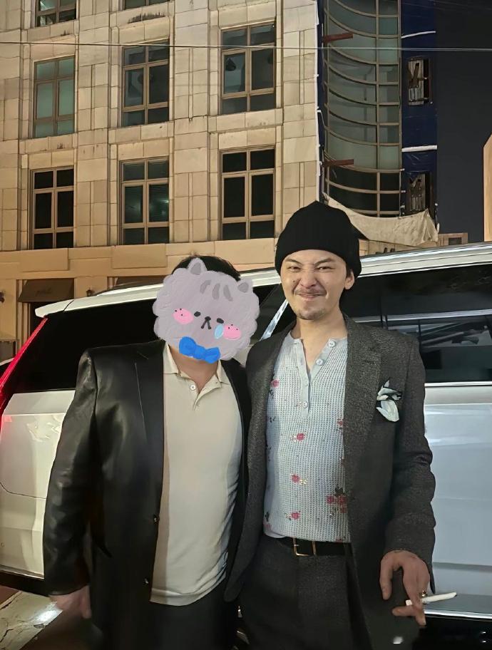 #网友偶遇权志龙#中国网友在韩国偶遇了权志龙，并且与他合照，果然中国人就是世界g