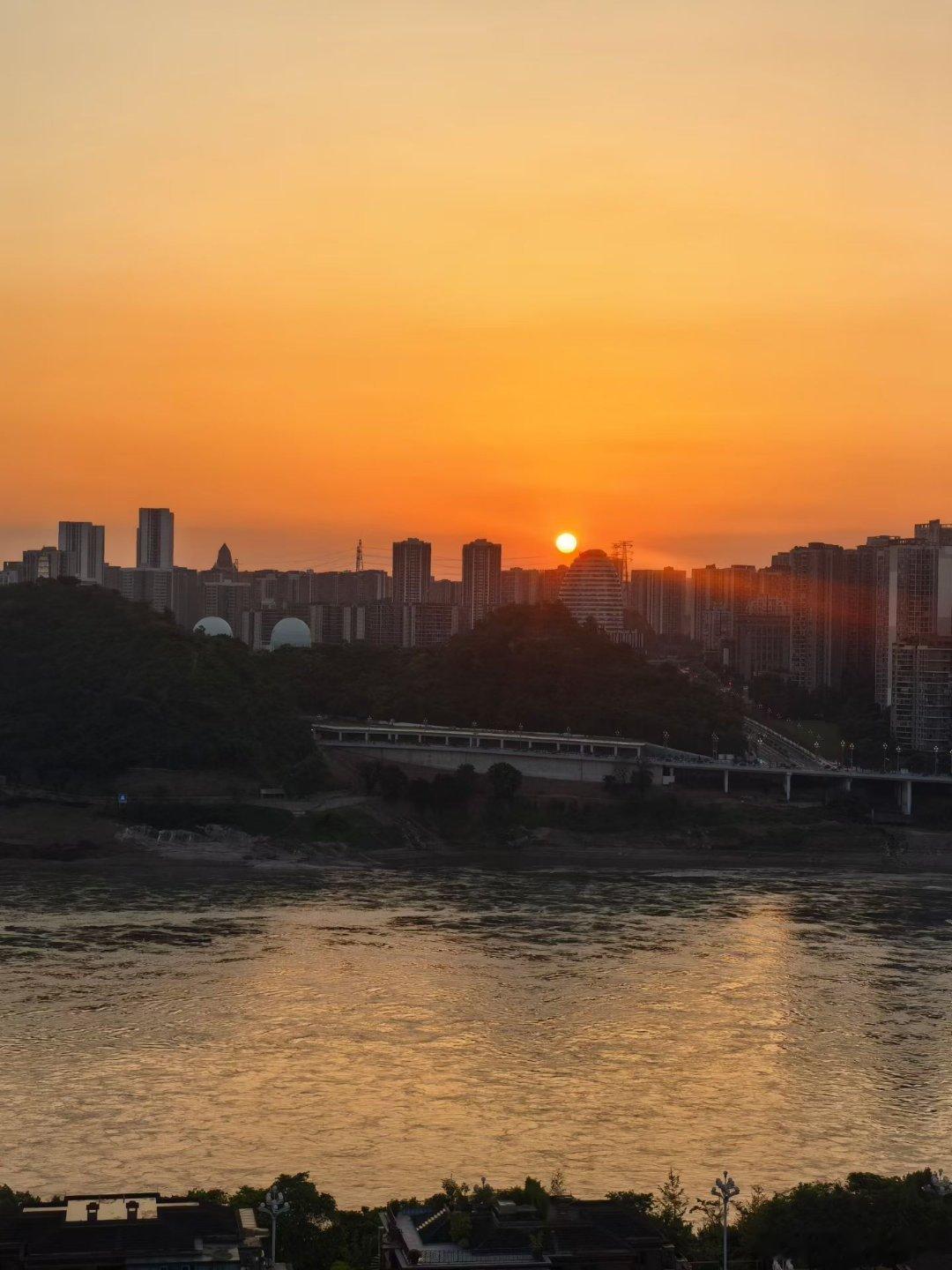 为什么要早睡？作者:南山采菊民间老中医一句大实话："人只要早睡，身体就好转，不管
