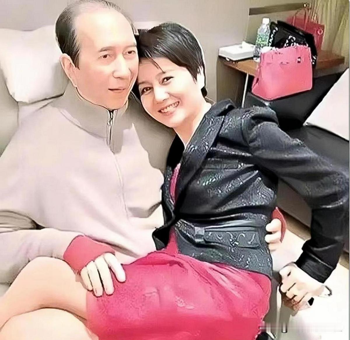 1986年，65岁的何鸿燊对26岁的梁安琪说“只要你愿意做我的四太太，我每个月给