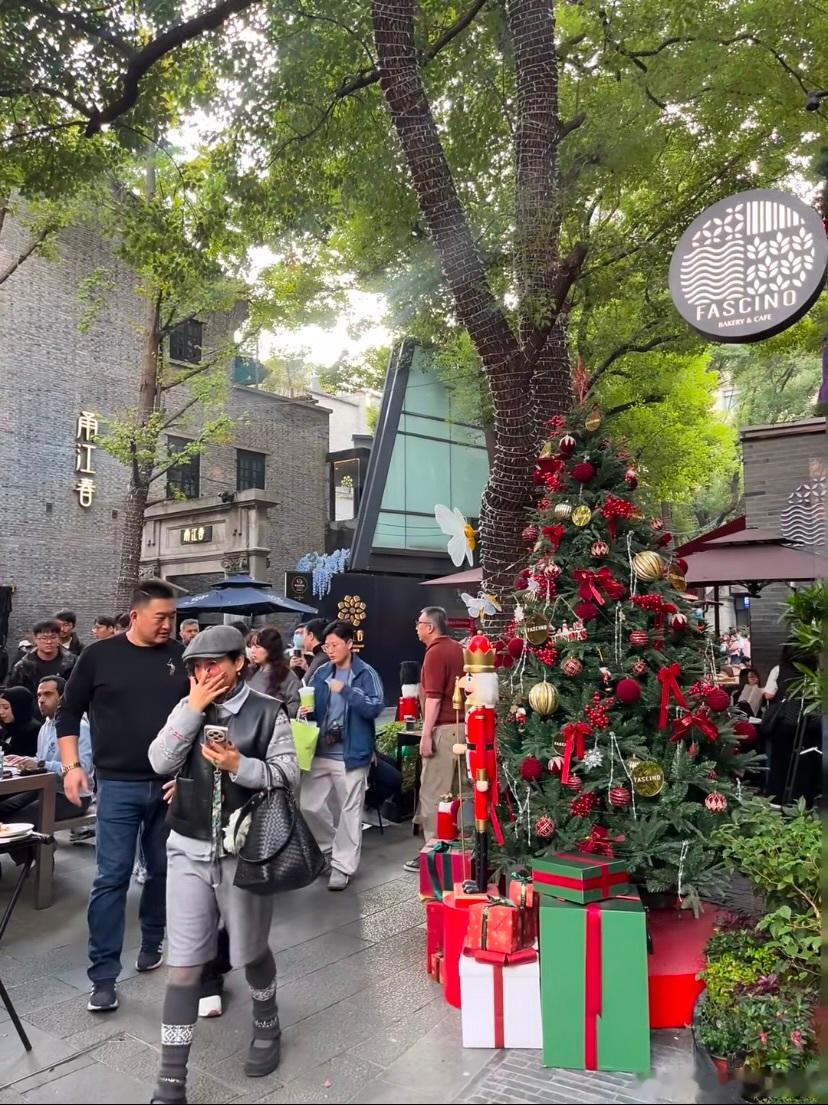 上海人的玩商到底有多绝 周末去逛市集，发现阿姨爷叔能把旗袍和露营装备搭出复古潮味