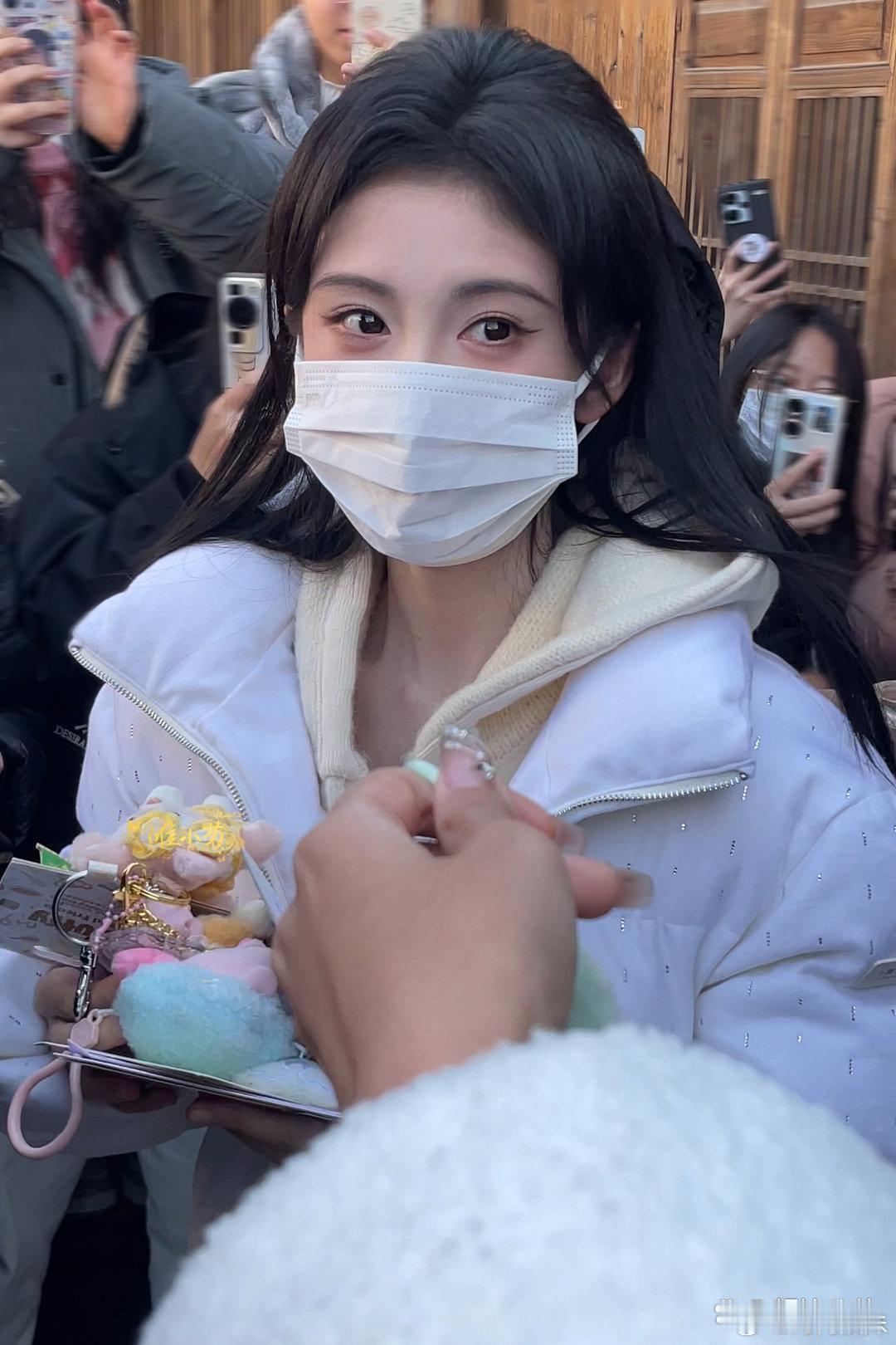 粉丝送了什么让鞠婧祎震惊的礼物 