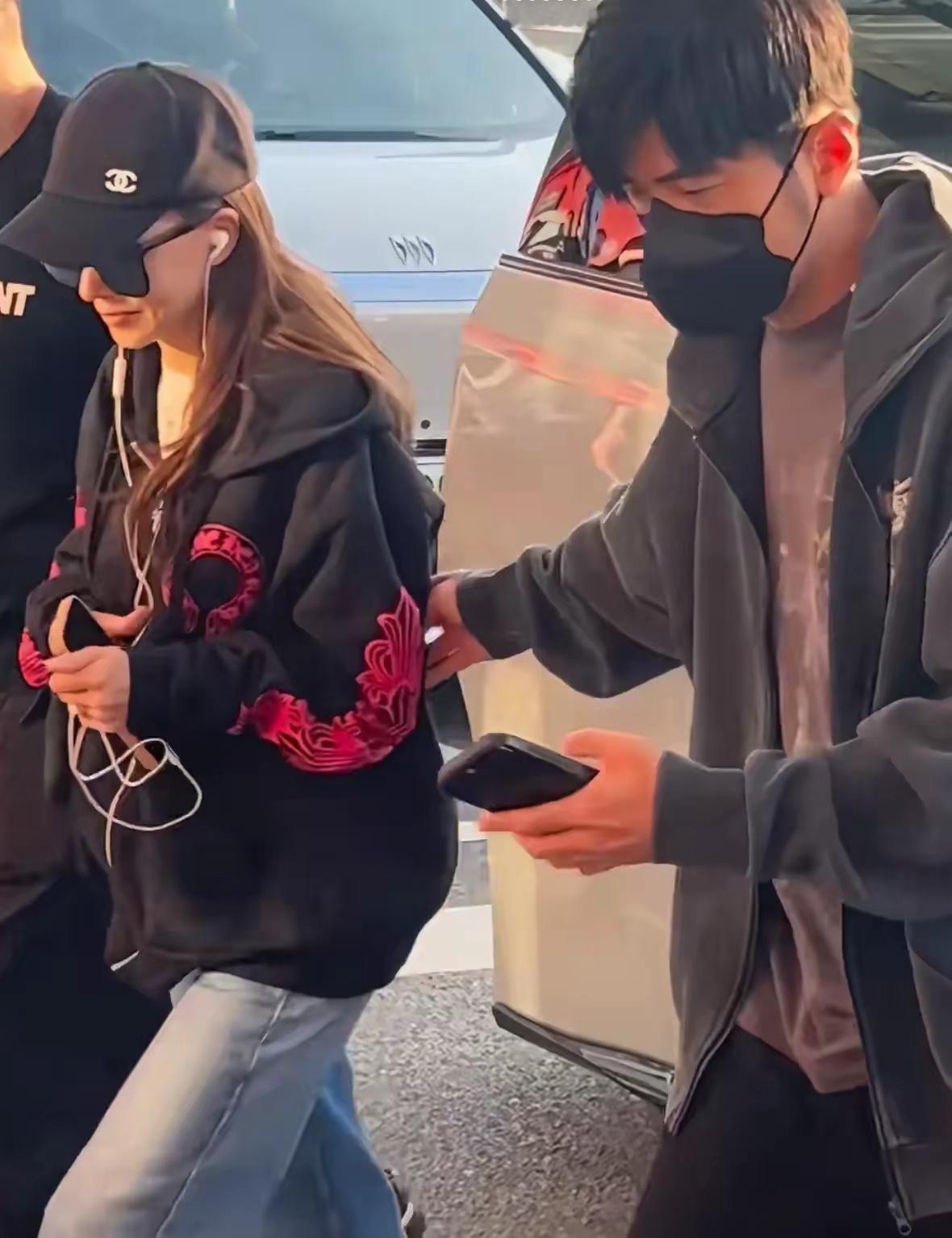周杰伦一家离开温州，女儿海瑟薇现身机场，她双腿修长星味十足 