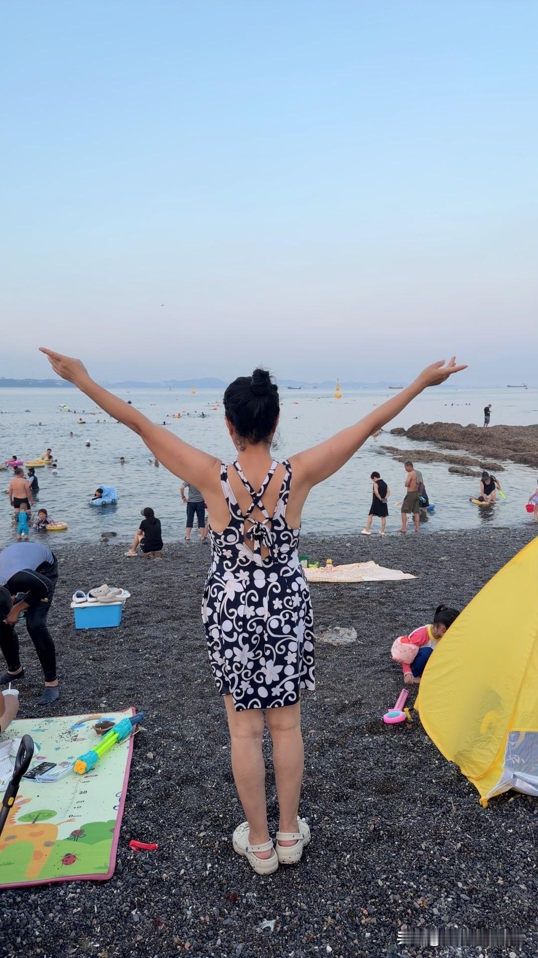 “如果有人反复提及同一件事，别嫌她烦，那一页太重，她一个人翻不过去。”

看到网