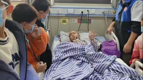 同学们写给刘楚熙的话，真的看哭了我这个陌生人。同学们唤醒了车祸昏迷55天的刘楚熙