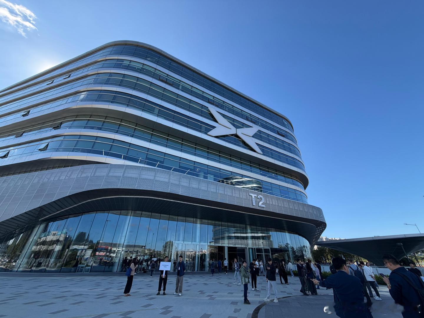 【小鹏汽车正与大众洽谈收购欧洲工厂】小鹏被曝正与大众洽谈收购欧洲工厂当地时间 5