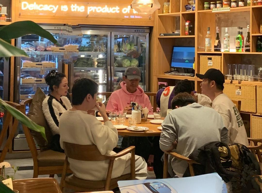 山东籍演员郭晓东现身湖北和朋友聚餐，被粉丝偶遇，要求他签名并拍照合影，郭晓东上身