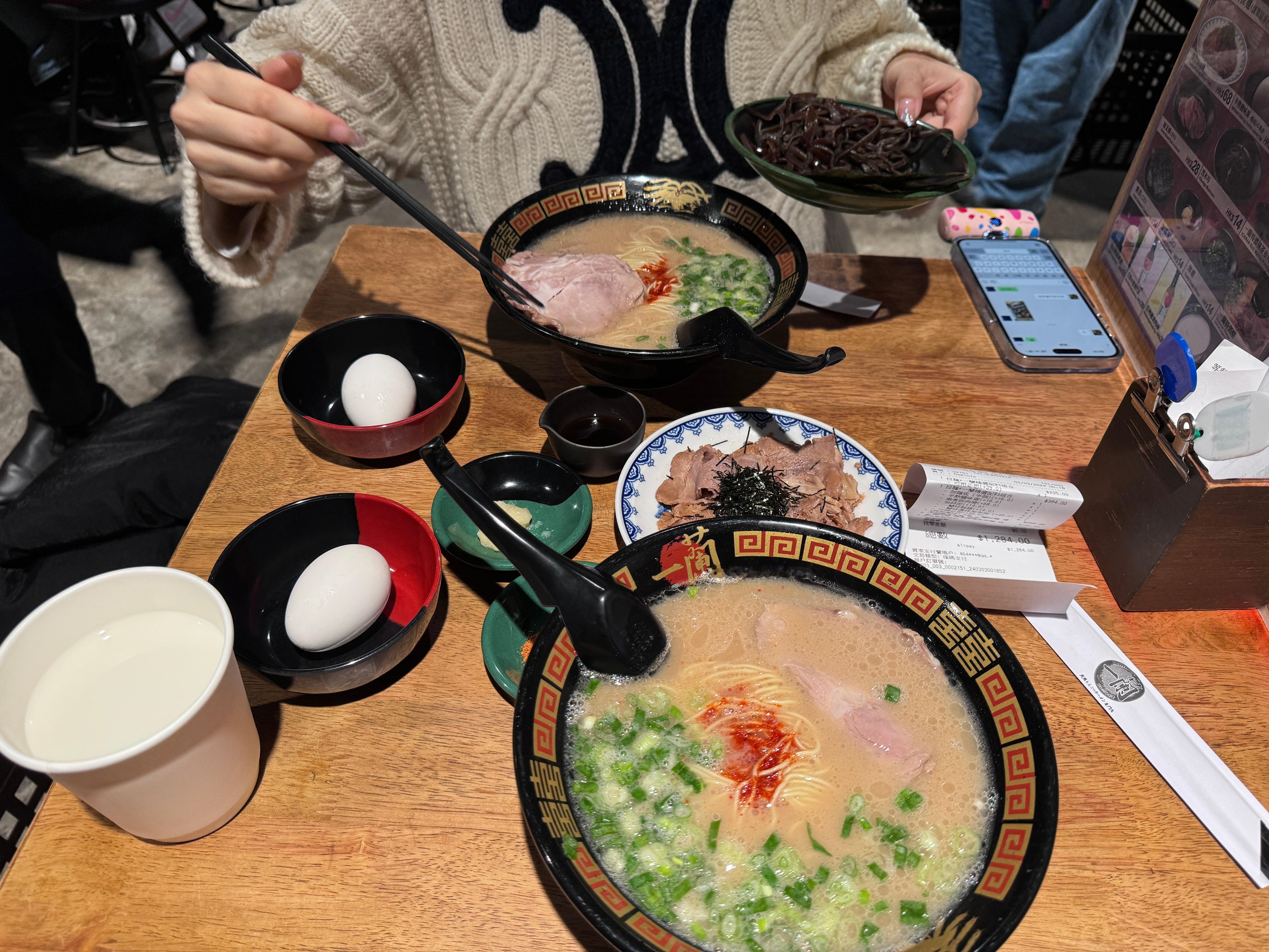 我真的极度极度费解为什么一个破拉面店 能那么那么火就比如我媳妇这样的 每次来香港
