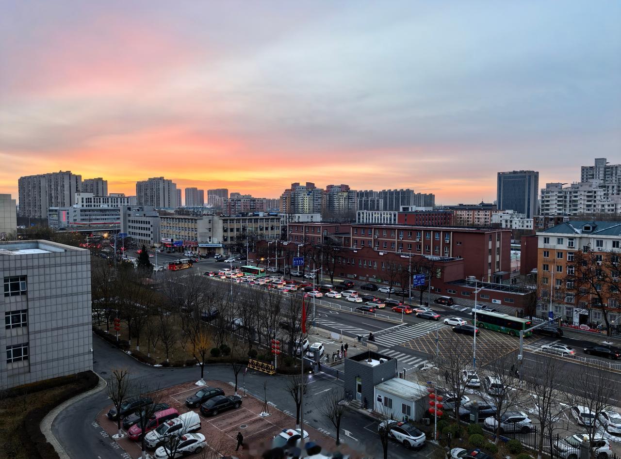 北京大兴消防[超话] 【北京现绝美橘色朝霞  见者好运】今天清晨，北京橘色朝霞惊