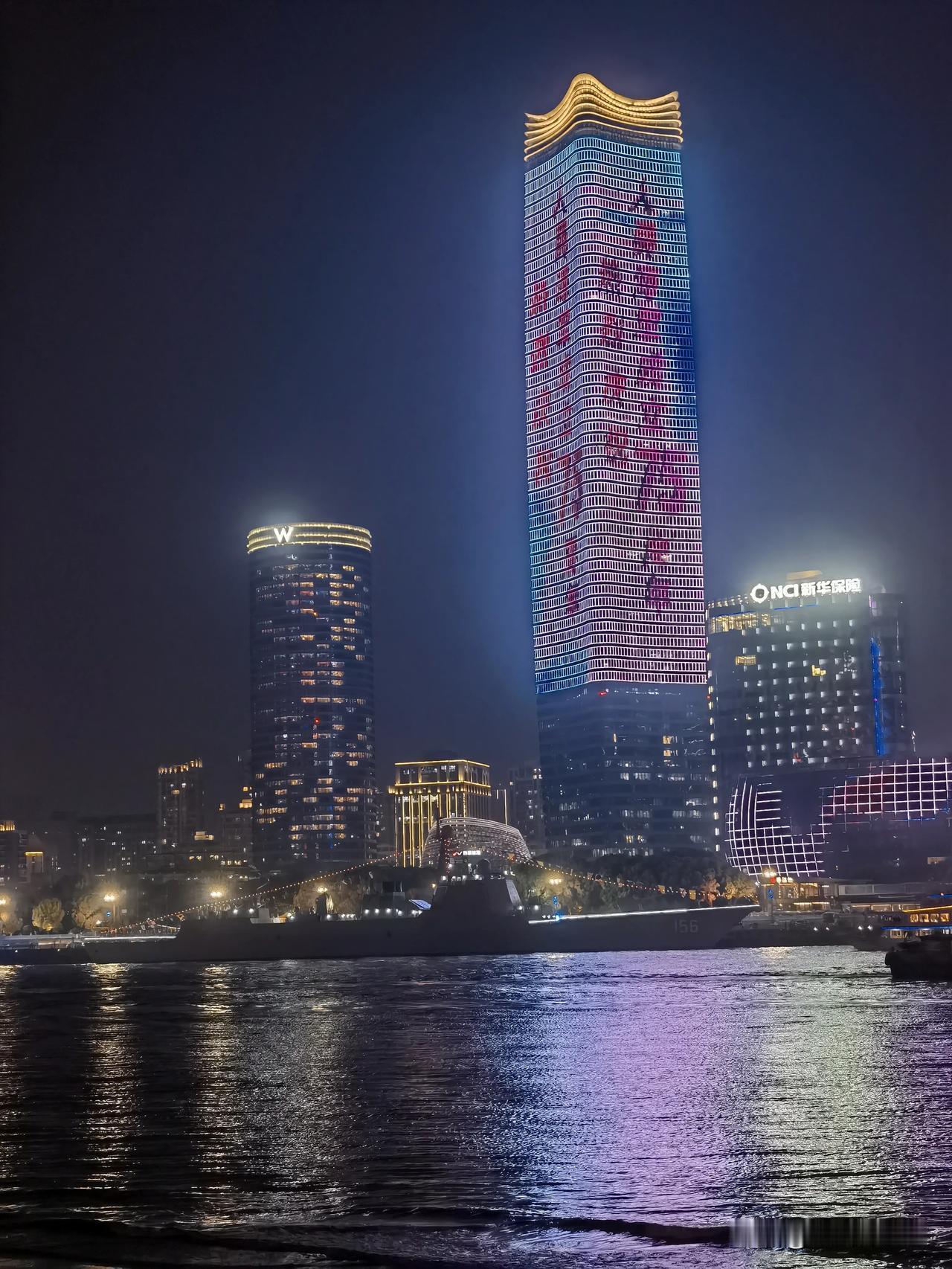 上海市民争先围观北外滩的军舰#实拍上海外滩# #上海经典画面#