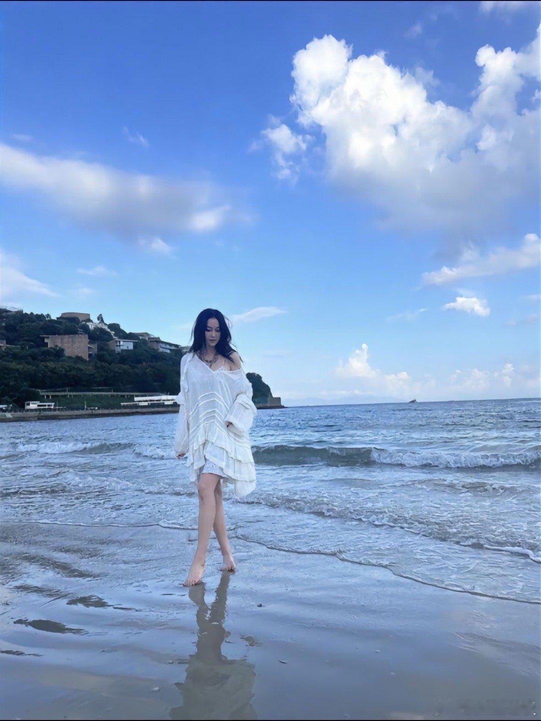 张馨予嫁给何捷是嫁给了爱情  张馨予[超话]  有这那种典型的狐媚子样子（很美！