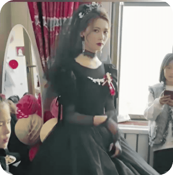 女子结婚当日穿黑婚纱，老公及家人不敢反对！
　　先不说结婚的时候该不该穿黑婚纱，