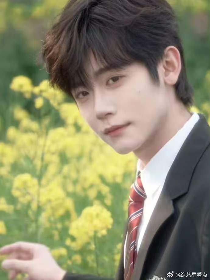 李卿线下人气实感李卿线下活动好多人啊谁还没感受过李卿线下的人气！活动现场人多到挤