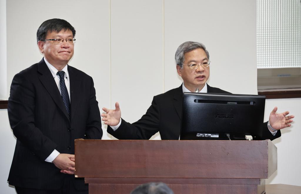 25日，立法院经济委员会特别邀请经济部部长带领台湾电力公司董事长，就“核二、核三