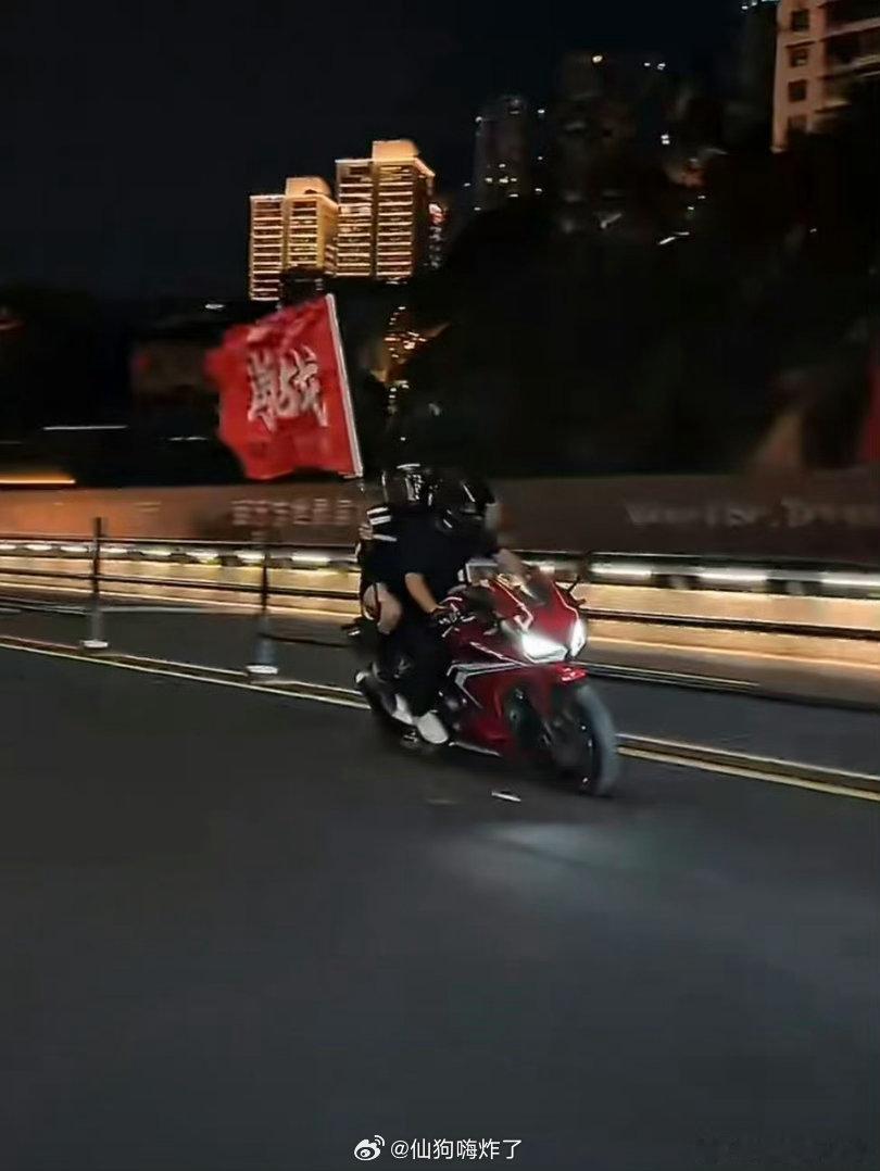 肖战也没逃过重庆落地签如今来重庆标配机车落地签，热度居高不下。网友趣味调侃，就算