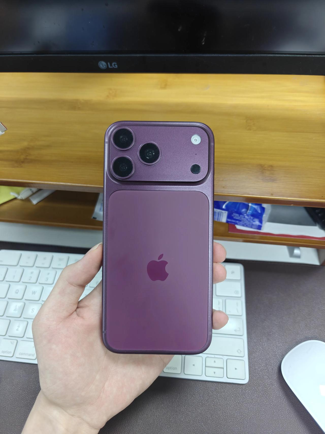 iPhone18 Pro樱桃红就长这样？
感觉iPhone18Pro这个红色有点