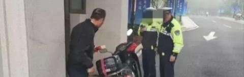 福建，一男子骑摩托车去工地，结果被交警拦下了，因为他的车已经过了报废期。然而，交