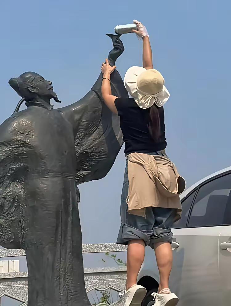 李白：这娘们儿不是什么好人呐，我要喝酒，你给我倒开水，是几个意思？