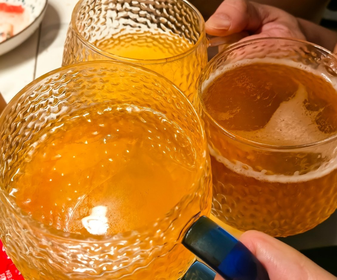 好好好！其他人喝白酒，我们三个喝啤酒🍺，五箱青岛已下肚[泪奔][泪奔][泪奔]