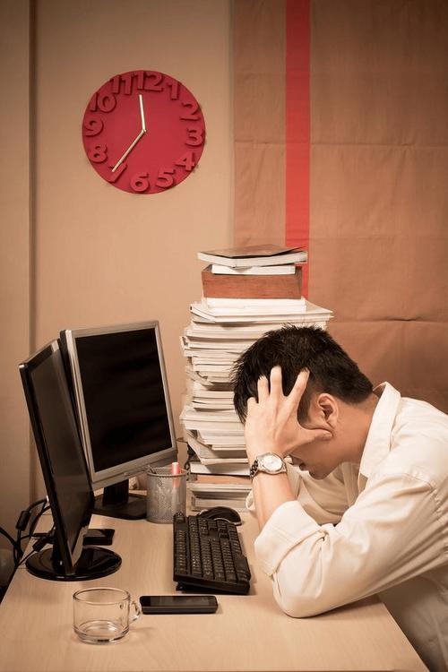 别再硬扛！原来你累到崩溃，是因为没找对休息方式
 
你是不是也这样？下班瘫在沙发