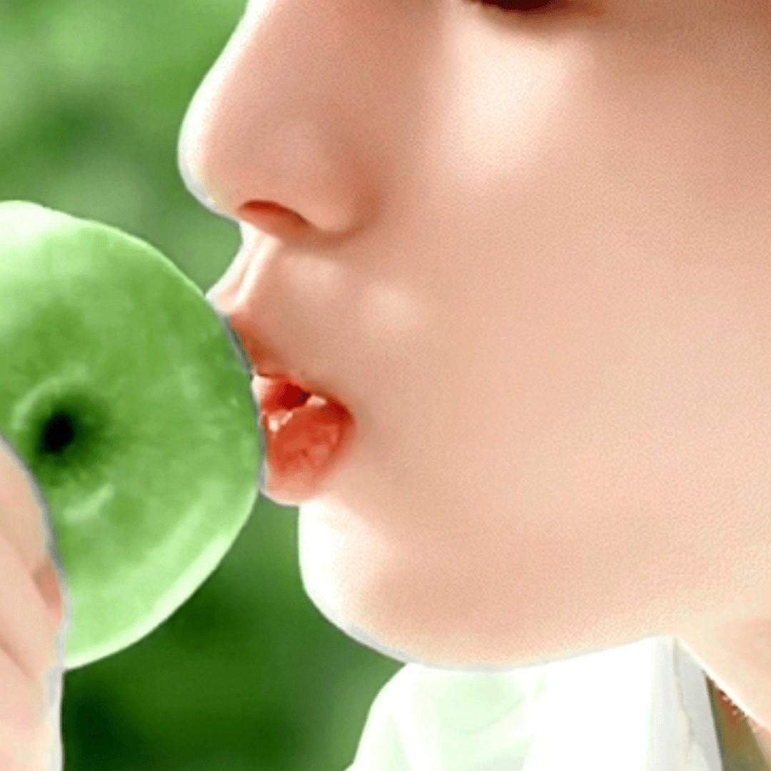老板自己把代言人成毅的TVC给泄了，这操作真是头一回见。

明天才官宣的物料，今
