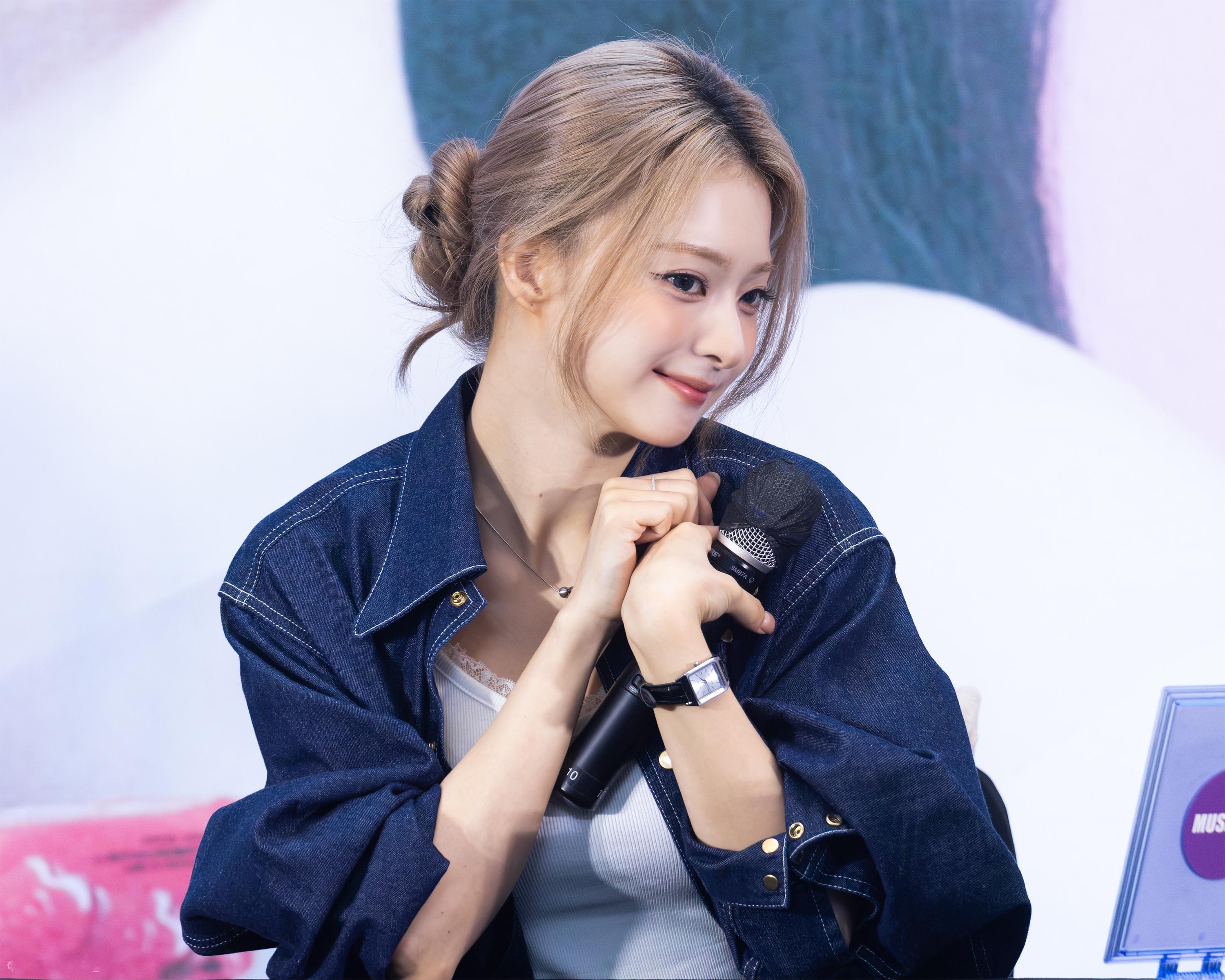 李娜炅[超话]  🐣氧气笑颜李娜炅 260830 MA签售 饭拍HD ©und