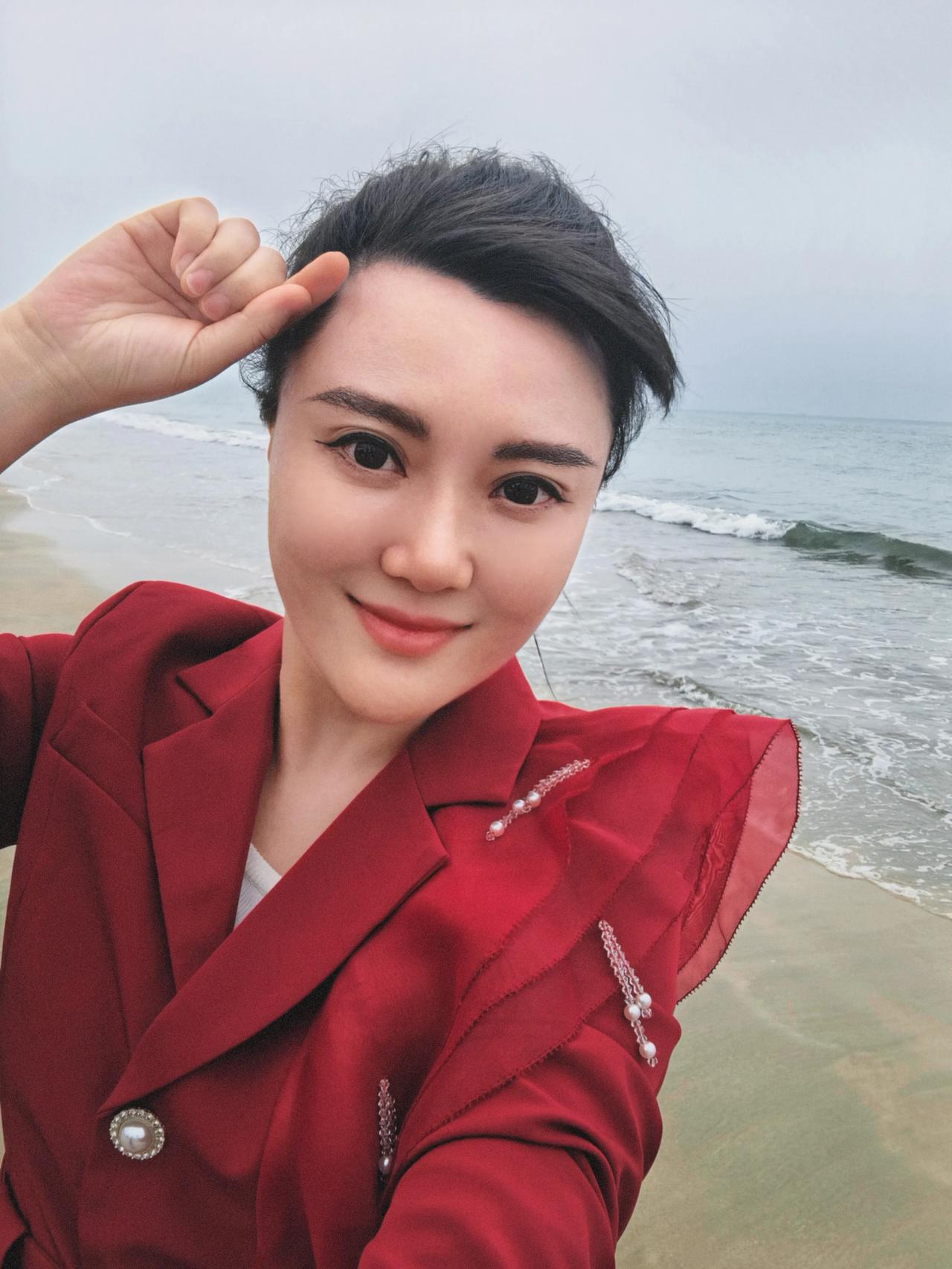 你来人间这一趟，要去看漫天霞光，要和心上人手挽手走在街上；你来人间一趟，要去闻田