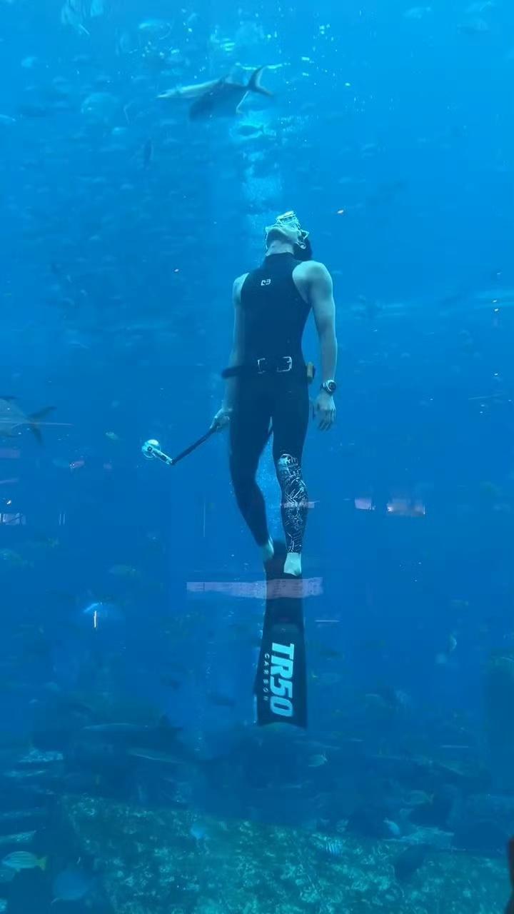 水族馆的男美人鱼竟然是吴磊啊啊啊啊不行了，到底是谁在水族馆啊，这么幸运，羡慕这个