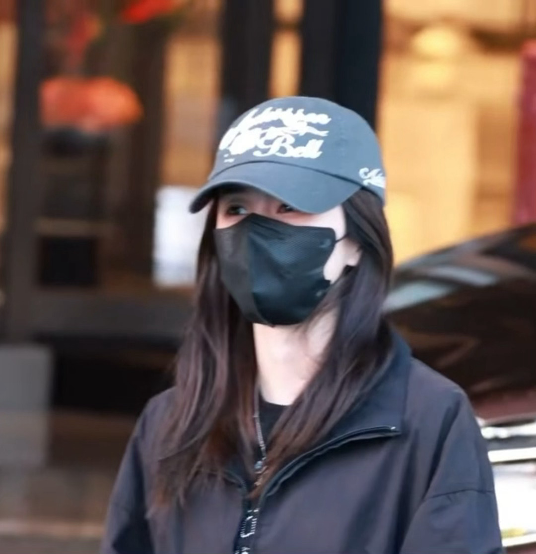 开门一瞬间的歪头 到站定一分种左右的陪伴 那一刻像是一直以来的坚强再看到我们的那