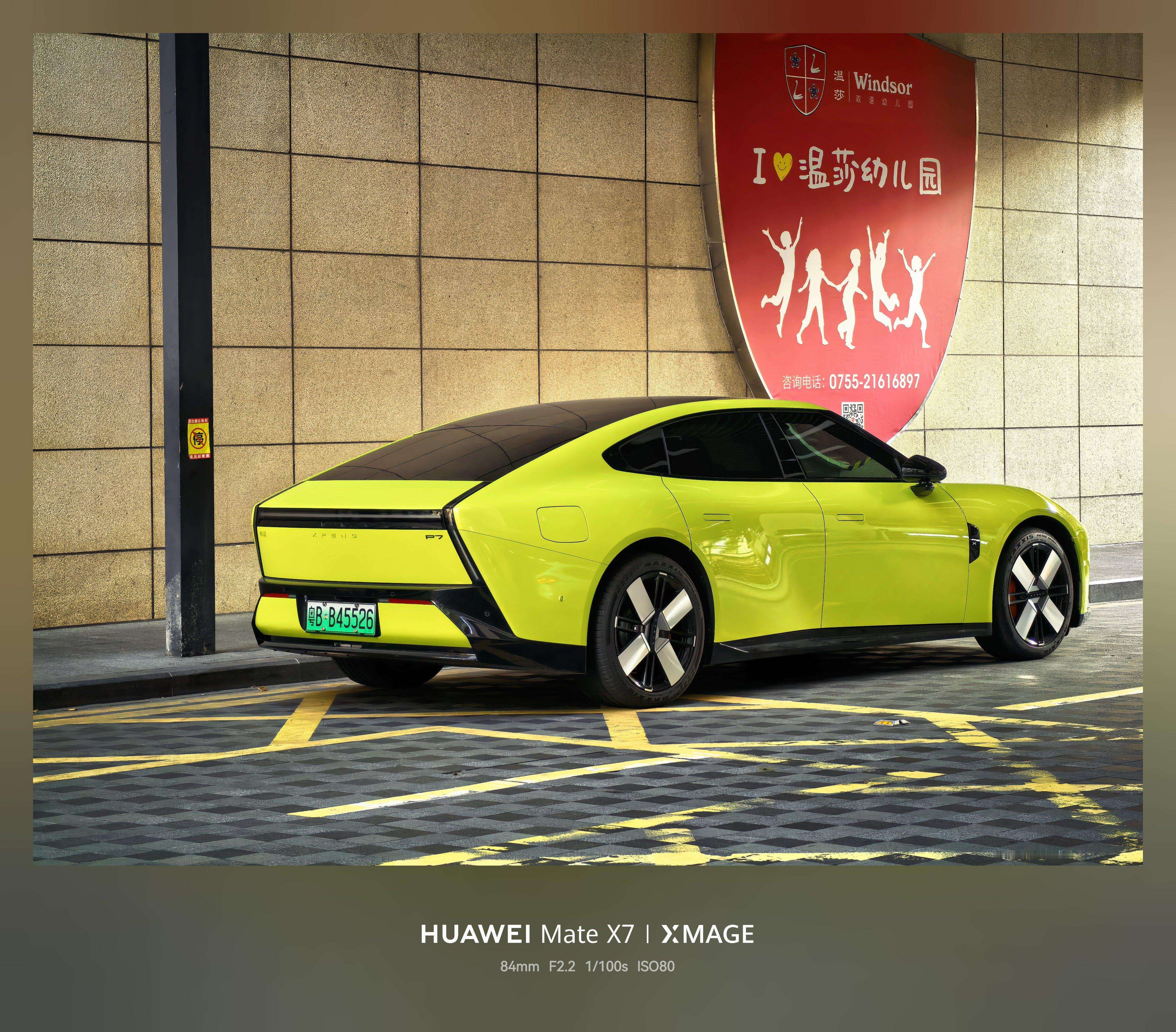 小鹏P7确实好看 在街边停着 很有未来感这应该是小鹏有史以来改的最好看的车 