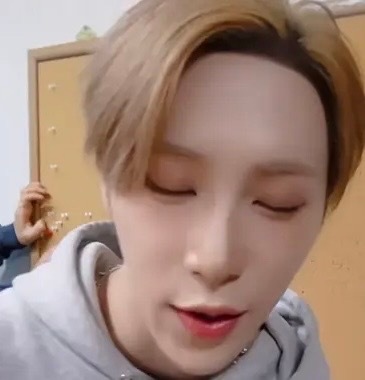 吴是温是不是可以去找张家豪借用一下发际线粉？ 