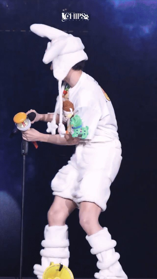 拿着应援棒当话筒唱的样子，又傻又萌，直接把人萌化了，整个场面都是粉粉嫩嫩的也太可