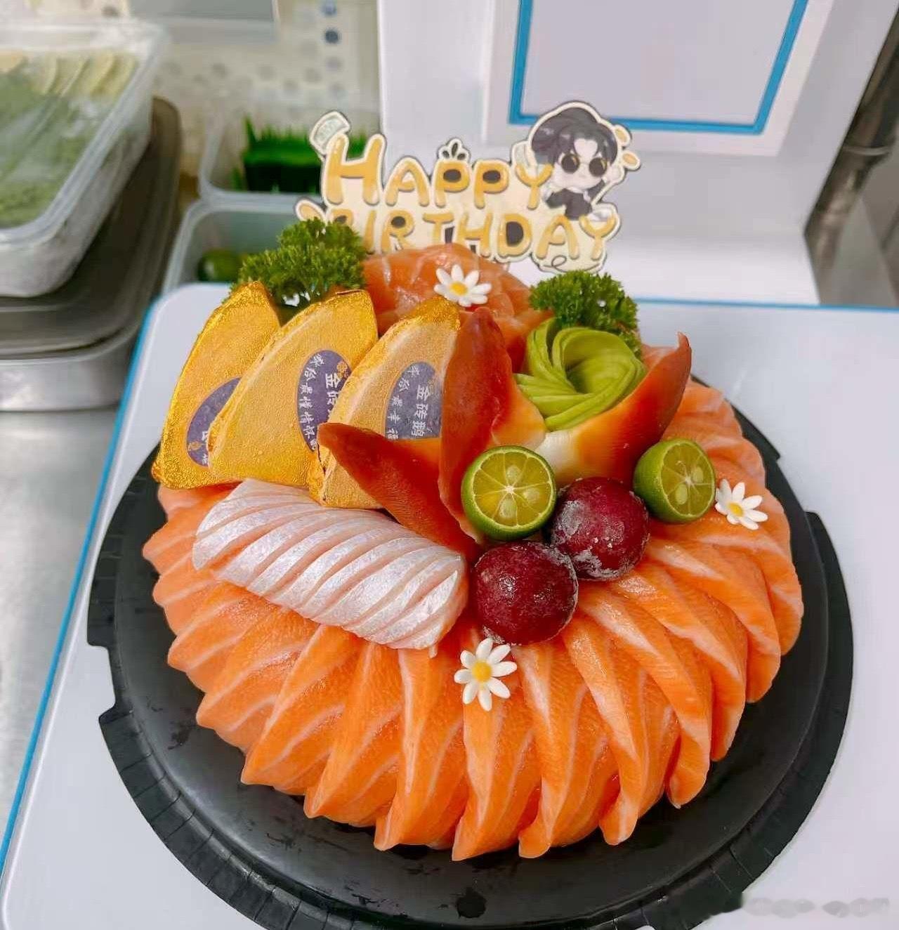 今天优衣库发了信息，我也马上生日了，去看了下蛋糕。选一个，Yoyo 举蜡烛好可爱